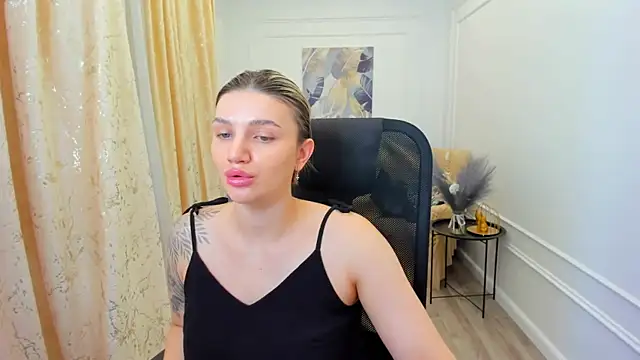 Snapshot of SelenaeMoore chatting on July 4, 2026, 4:19 am SelenaeMoore online show from July 4, 2026, 4:19 am