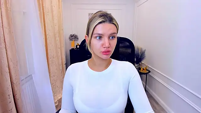 Snapshot of SelenaeMoore chatting on June 5, 2026, 6:52 am SelenaeMoore online show from June 5, 2026, 6:52 am