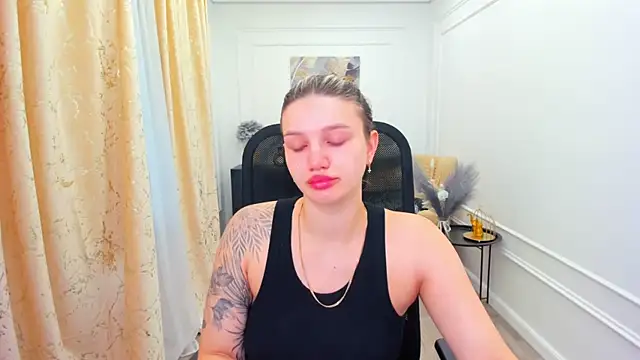 Snapshot of SelenaeMoore chatting on July 8, 2026, 3:51 am SelenaeMoore online show from July 8, 2026, 3:51 am