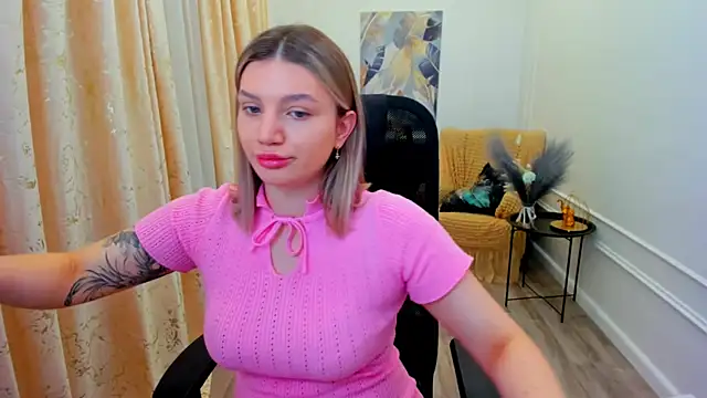 Snapshot of SelenaeMoore chatting on July 6, 2026, 4:08 am SelenaeMoore online show from July 6, 2026, 4:08 am