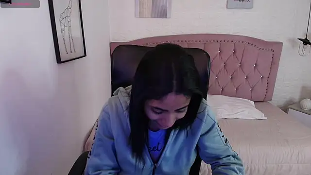 shaneelle online show from November 19, 2025, 3:28 am