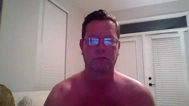 Goldenbear3111 online show from April 16, 2026, 3:40 am