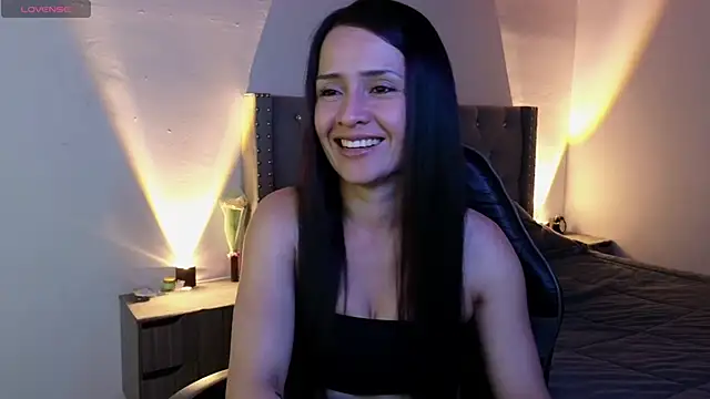 cristal hilton 10 online show from November 26, 2025, 4:12 am