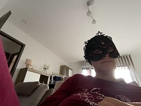 Snapshot of Marilou1983 chatting on October 24, 2025, 10:25 am Marilou1983 online show from October 24, 2025, 10:25 am