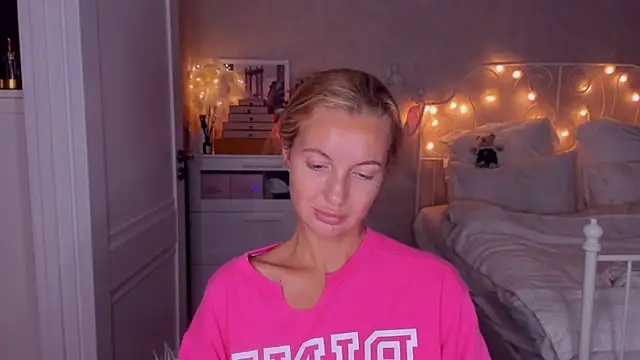 aestetick online show from October 6, 2025, 6:30 pm