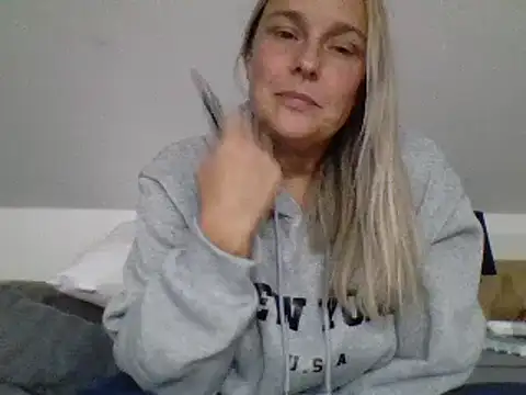 scrummymummy2 online show from September 28, 2025, 8:38 pm