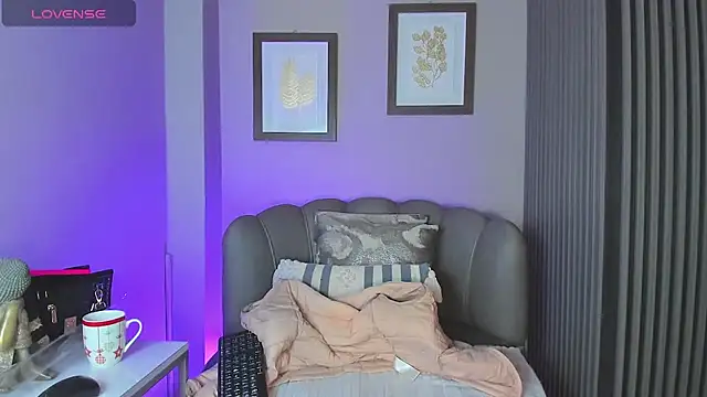 Nahiajhonson  online show from October 14, 2025, 1:34 pm