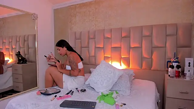 EmmaTorres  online show from October 15, 2025, 9:56 pm