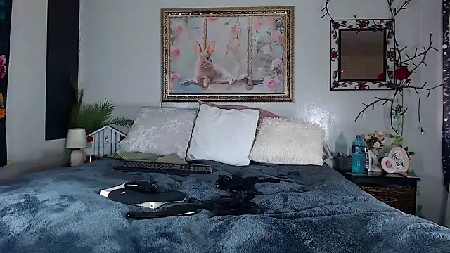 FRUITOFEDEN01 online show from October 25, 2025, 5:39 am