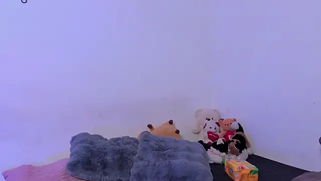 crystalvazquez online show from October 27, 2025, 1:12 pm