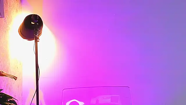 AlessiaLondon online show from April 8, 2026, 11:33 am