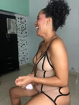 AdelaHaneix online show from December 27, 2024, 9:00 pm