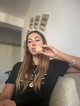 Snapshot of RaquelleDevon chatting on September 15, 2025, 12:49 pm RaquelleDevon online show from September 15, 2025, 12:49 pm