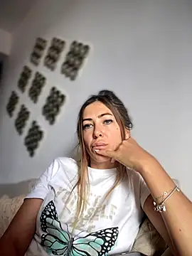 Snapshot of RaquelleDevon chatting on September 22, 2025, 8:31 am RaquelleDevon online show from September 22, 2025, 8:31 am