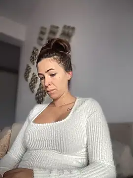 Snapshot of RaquelleDevon chatting on October 15, 2025, 8:33 am RaquelleDevon online show from October 15, 2025, 8:33 am