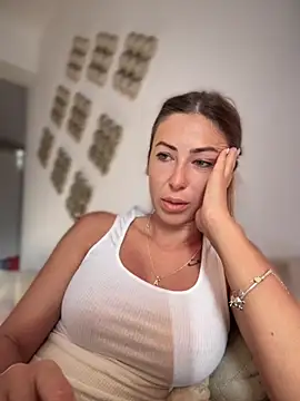 Snapshot of RaquelleDevon chatting on September 9, 2025, 5:28 am RaquelleDevon online show from September 9, 2025, 5:28 am