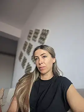 RaquelleDevon online show from April 6, 2026, 9:54 am