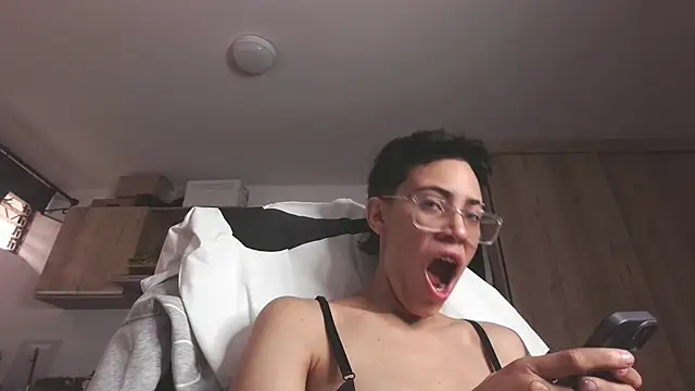 Snapshot of Cutie_Shy_ chatting on April 28, 2026, 12:53 pm Cutie Shy online show from April 28, 2026, 12:53 pm