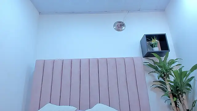 camila  herrera online show from March 11, 2025, 9:24 am