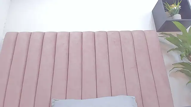 camila  herrera online show from March 1, 2025, 9:18 am