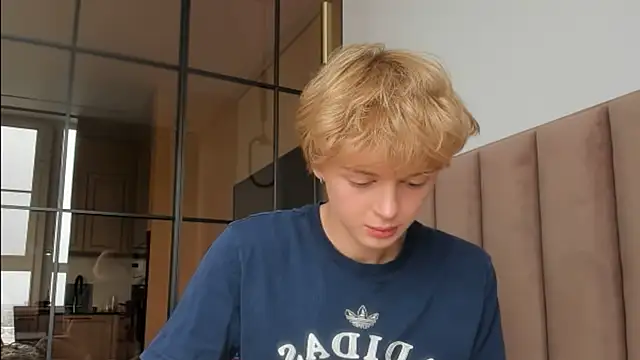 agelandreww online show from April 18, 2026, 11:23 am