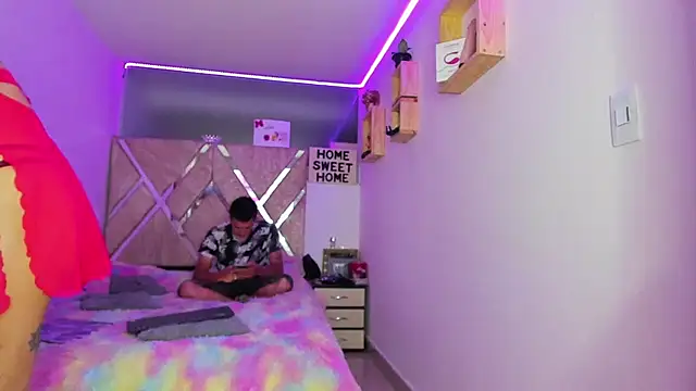 parejacaliente20154 online show from March 26, 2026, 11:08 am