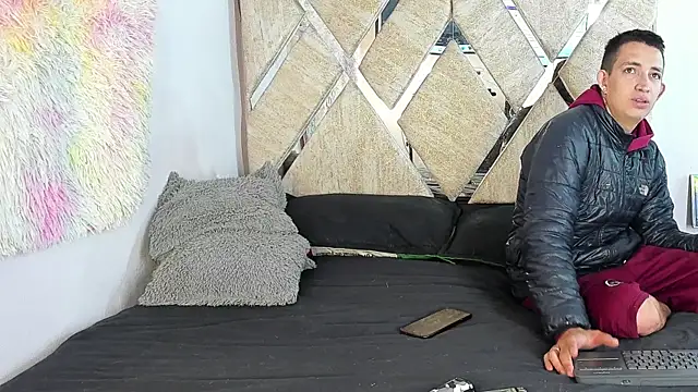 parejacaliente20154 online show from October 19, 2025, 12:30 pm