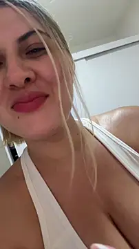 Snapshot of EmiilyAdams_ chatting on February 18, 2026, 6:04 pm EmiilyAdams online show from February 18, 2026, 6:04 pm