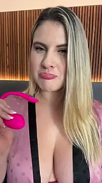 Snapshot of EmiilyAdams_ chatting on February 20, 2026, 10:33 pm EmiilyAdams online show from February 20, 2026, 10:33 pm