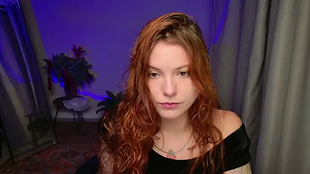 Snapshot of Elsie_Ginger chatting on December 17, 2025, 9:53 pm Elsie Ginger online show from December 17, 2025, 9:53 pm