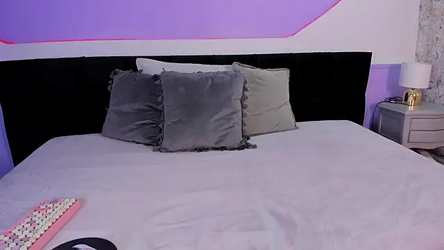 Julieta Cortes   online show from November 22, 2025, 12:15 pm