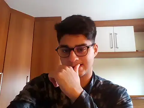 Eggsyapel online show from November 10, 2025, 3:06 pm