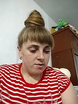 CoddessCrystal online show from November 23, 2025, 1:32 pm