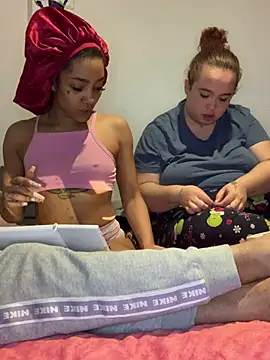 Snapshot of Laanegraofficial_ chatting on April 8, 2026, 8:21 pm Laanegraofficial online show from April 8, 2026, 8:21 pm