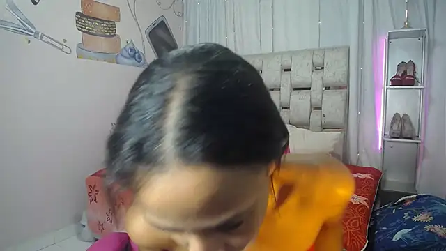 EMMA SWEETT1 online show from December 1, 2025, 12:50 pm