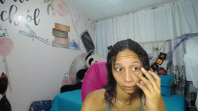 EMMA SWEETT1 online show from October 29, 2025, 12:15 pm