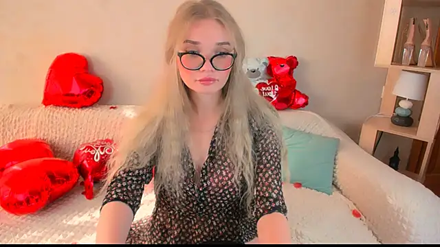 Snapshot of BoysLoveBlondee chatting on February 17, 2025, 11:02 am BoysLoveBlondee online show from February 17, 2025, 11:02 am
