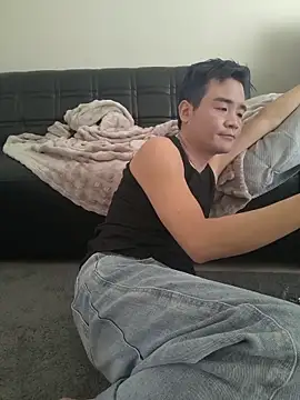 kisstoyousoon2024 online show from November 9, 2025, 12:53 pm