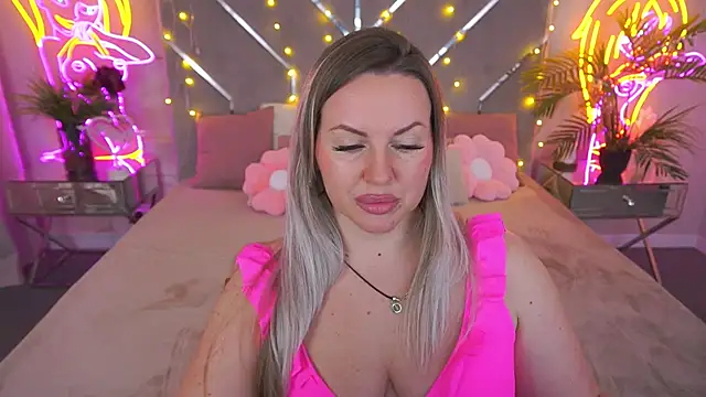 KiraCandyS online show from April 17, 2026, 8:11 pm