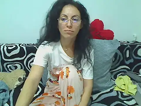 Emmatoo online show from April 11, 2026, 3:47 am