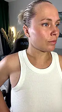 Snapshot of Charming_Daphny chatting on July 16, 2026, 11:07 am Charming Daphny online show from July 16, 2026, 11:07 am
