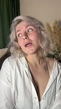 Charming Daphny online show from May 17, 2026, 6:46 am
