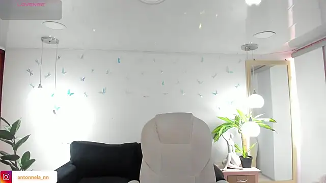  Antonnela  online show from February 25, 2026, 1:44 pm