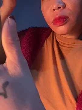 Snapshot of Laura8910 chatting on December 13, 2024, 1:01 pm Laura8910 online show from December 13, 2024, 1:01 pm