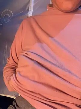 Snapshot of Laura8910 chatting on December 5, 2024, 5:32 am Laura8910 online show from December 5, 2024, 5:32 am