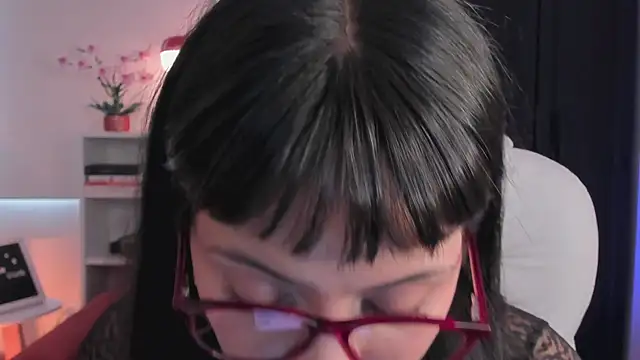 nahiapaws online show from April 1, 2026, 2:47 pm