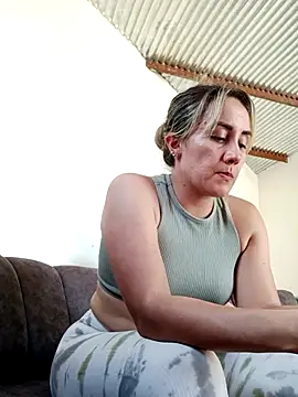 Isabel23zr online show from September 24, 2025, 4:13 pm