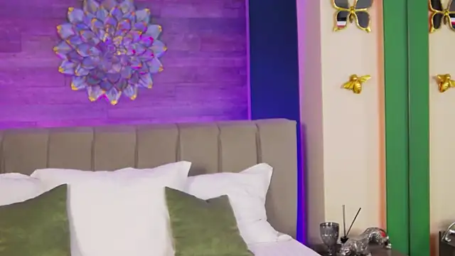 LoraDevine online show from November 5, 2025, 8:34 pm