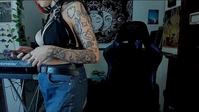 Snapshot of Demongirl6666 chatting on February 13, 2025, 4:32 am Demongirl6666 online show from February 13, 2025, 4:32 am