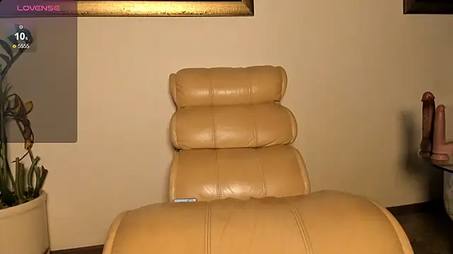 luna-catt online show from March 20, 2025, 10:51 pm